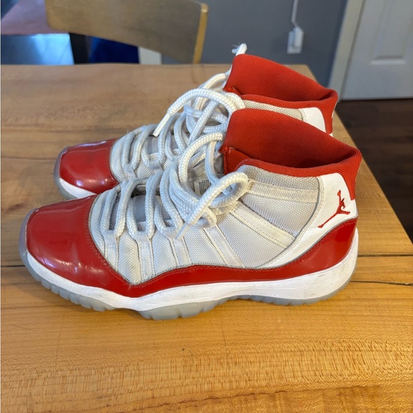 Jordan retro 11 cherry red